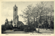 15799 Gezicht op de toren en voorgevel van de Nederlands-hervormde kerk (Boulevard 2A) met voorgelegen plantsoen te ...